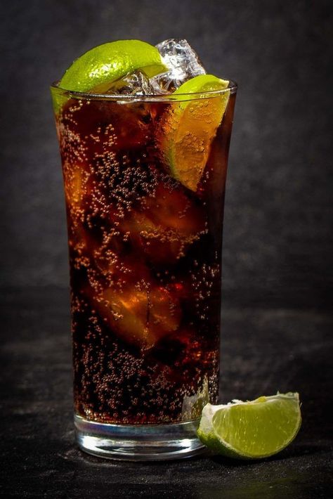 Cuba Libre Drink, Mexican Drink Recipes, Mexican Cocktail, Cuba Libre Cocktail, Mexican Cocktails, Coke Drink, Most Popular Cocktails, Best Cocktails, Lemon Uses