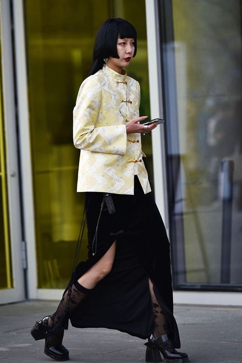 Shanghai Fashion Week FW21 Street Style Looks | HYPEBEAST Qipao Street Style, Chinese Jacket Street Style, Traditional Chinese Street Fashion, Chinese Look Fashion, Taiwan Street Style, Retro Hong Kong Fashion, New Chinese Style Fashion, Chinese Style Clothing, Cheongsam Street Style