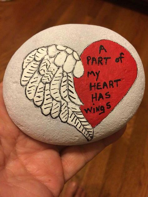 Memorial Stone Quotes, Rock Painting In Memory Of, Painted Rocks For Memorial Garden, In Memory Of Rock Painting Ideas, Sympathy Painted Rocks, Heart Painted Rocks Ideas, Rock Painting Memorial Ideas, Greif Painting, Memorial Stones Diy Painted Rocks