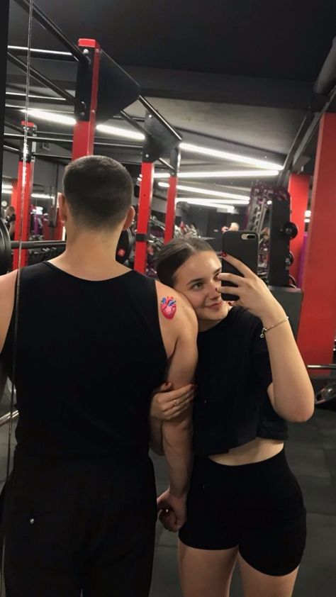 Couples Gym Pictures, Gym Couple Poses, Gym Poses, Dream Gym, Outfit Dark, Gym Couple, Dark Vibes, Gym Partner, Aesthetic Fit