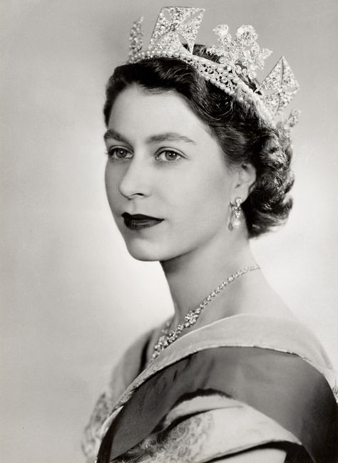 The Queen of England, Queen Elizabeth II.                                                                                                                                                     More Princesa Elizabeth, Young Queen Elizabeth, Rainha Elizabeth Ii, Reine Elizabeth Ii, Reine Elizabeth, Estilo Real, Elisabeth Ii, Princess Elizabeth, Isabel Ii