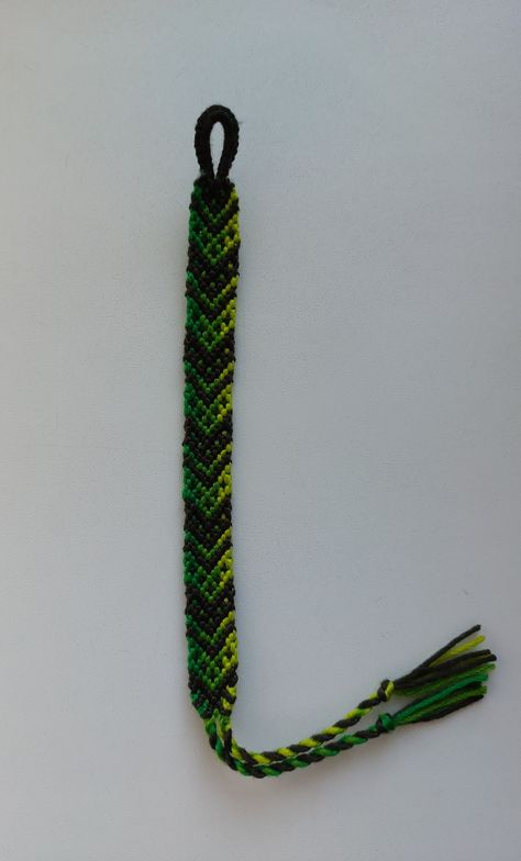 finished green and black with dots and strings pattern from braceletbook Friendship Bracelets Green, Green Friendship Bracelet, Black Friendship Bracelet, Brazilian Bracelet, Cool Friendship Bracelets, String Bracelet Patterns, String Bracelets, Green Bracelet, Thread Bracelets