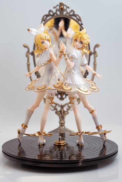 Rin Figurines, Rin And Len Figures, Vocaloid Figures, Miku Figures, Dynamic Poses Drawing, Kagamine Rin And Len, Rin Kagamine, Dream Future, Hair Color Crazy