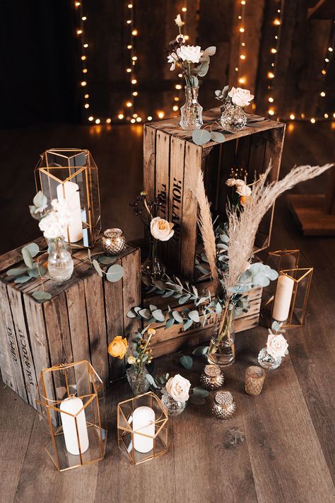 Wedding Crates, Lantern Decor Wedding, Western Themed Wedding, Rustic Style Wedding, Dream Wedding Decorations, Barn Wedding Decorations, Wedding Lanterns, Barn Decor, Wedding Entertainment