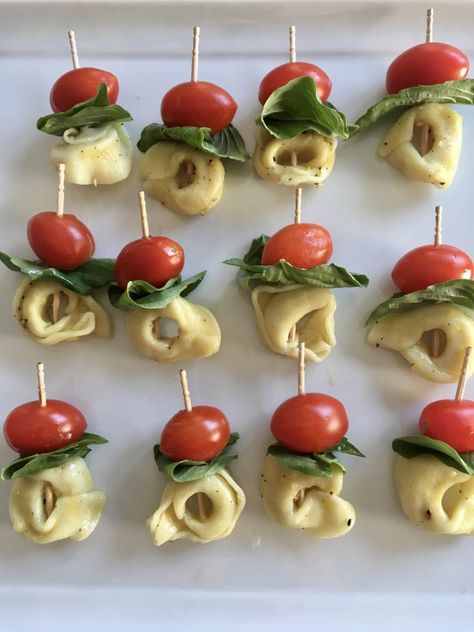 Appetizers Italian Appetizer Ideas, Easy Italian Party Food, Tortellini Kabobs Antipasto Skewers, Toothpick Appetizers Easy Finger Foods, Tortellini Skewer, Marinated Tortellini, Tortellini Skewers Appetizers, Tortellini Kabobs, Summer Party Snacks