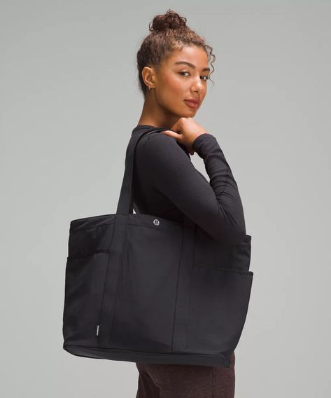 Daily Multi-Pocket Tote Bag 20L | lululemon Hong Kong SAR Lulu Tote Bag, Tote With Water Bottle Pocket, Nurse Bags For Work, Nursing Bags For Nurses, Med School Bag, Ootd With Tote Bag, Nurse Bag For Work, Nurse Bag Essentials, Bags For College Student