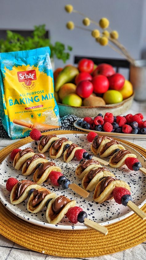 Pancake Finger Food, Mini Nutella Pancakes, Cafe Food Ideas Breakfast, Pancake Business Ideas, Fruit Food Recipes, What To Put In Crepes, Pancake Kebab, Cute Birthday Snacks, Fruit Pancakes Recipe