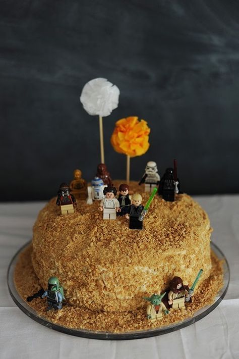 Rust & Sunshine's Star Wars LEGO minifigures cake for a Star Wars birthday party Lego Star Wars Birthday Party, Lego Star Wars Birthday, Star Wars Themed Birthday Party, Lego Star Wars Party, Star Wars Cake Toppers, Star Wars Birthday Cake, Star Wars Lego, Star Wars Bb8, Star Wars Cake