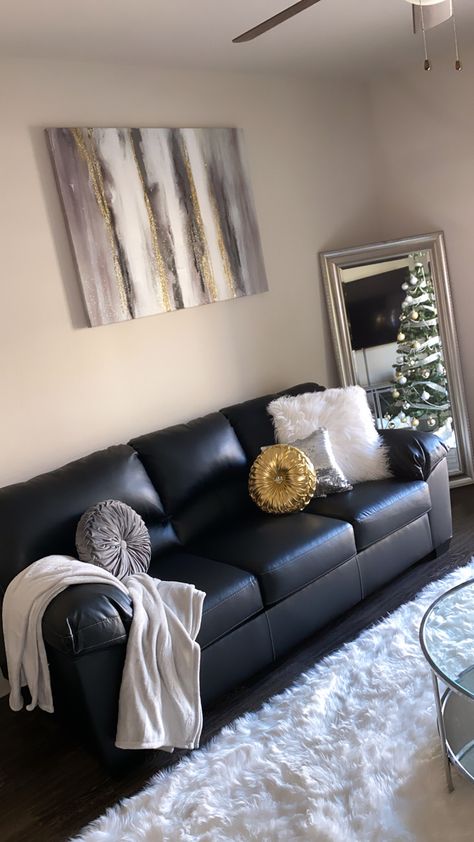 Living Room Inspo Black Leather Couch, Lounge With Black Leather Sofa, Black Leather Couch Decorating, Living Room Ideas With Black Leather Couch, Leather Black Sofa Living Room Decor, Living Room Designs Black Leather Couch, Leather Couch Living Room Black, Black Leather Couches Living Room Ideas, Pillows For Black Leather Couch