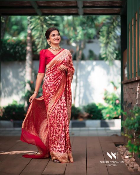 One Side Pallu Saree Poses, Silk Saree Photoshoot, Kanchivaram Saree, Model Photoshoot Poses, Saree Stills, Reception Saree, Wedding Stills, Saree Photos, Banarsi Saree