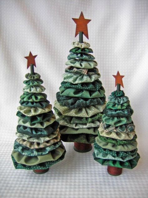 Free Quilt Patterns Christmas Sewing Projects, Fabric Christmas Trees, Christmas Tree Crafts, Christmas Ornaments Homemade, Fabric Christmas Ornaments, Christmas Ornament Crafts, Christmas Sewing, Noel Christmas, Tree Crafts