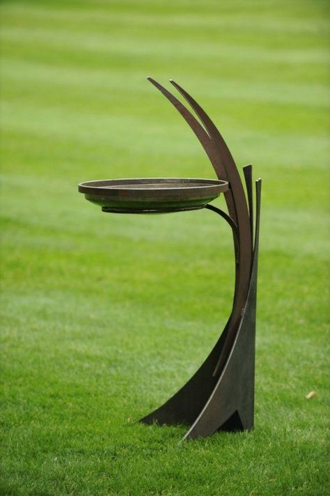 Modern_Bird_Bath Bird Bath Ideas, Garden Bird Bath, Metal Sculpture Artists, Bird Bath Garden, Welding Art Projects, Metal Tree Wall Art, Metal Yard Art, Metal Welding, Metal Garden Art