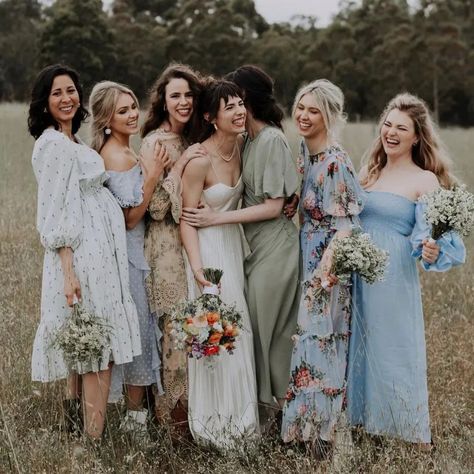 Real Talk: your bridesmaids probably don’t want to wear matching dresses. Whether it be differing tastes & styles, skin tones, age, height, body shape or even discrepancies in each bridesmaid’s budget, your girls are just probably not on the same page fashion-wise. We're sharing tips for mix & match bridal parties so your bridesmaids can be themselves. Mix Match Bridesmaids, Dress Code Wedding, Australia Wedding, Bridal Musings, Bridal Party Photos, Wedding Party Dress, Different Dresses, Popular Wedding, Dress Code