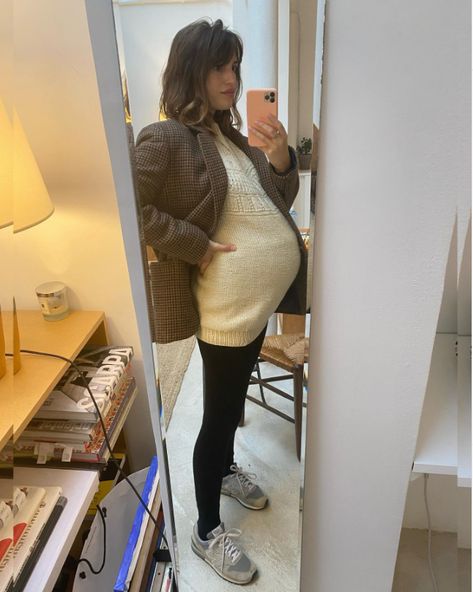 The Parisian Maternity Style Edit Jeanne Damas Pregnancy Style, Chic Pregnancy Style, Pregnant Street Style, Classic Boots Woman, Pregnant Outfit, Pregnancy Fashion Winter, Greasy Hair, Chloe Dress, Compression Stockings