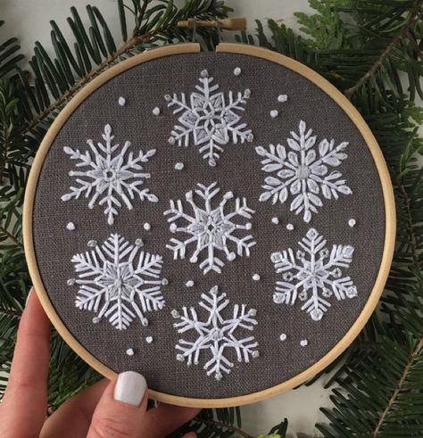 Hand Embroidery Snow Flakes, How To Embroider Snowflakes, Embroidery Patterns Winter, Embroidery Cards Pattern Free Printable Christmas, Framed Embroidery Ideas, Masculine Embroidery Designs, Yule Embroidery, Snowflake Designs Pattern, Winter Embroidery Designs