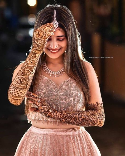 Dulhan Mehndi Engagement Bride Photos, Mehndi Poses For Bride With Friends, Mehendi Poses For Bride, Mehandi Poses, Mehandi Photo, Mehendi Photography Bridal, Mehndi Poses, Mehendi Poses, Mehendi Photoshoot