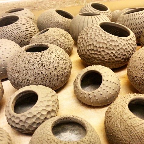 Clay Pinch Pots, Pottery Pinch Pot, Ceramic Pinch Pots, Ceramics Sculpture, Beginner Pottery, Pinch Pot, Ceramic Texture, Tanah Liat, Sculptures Céramiques