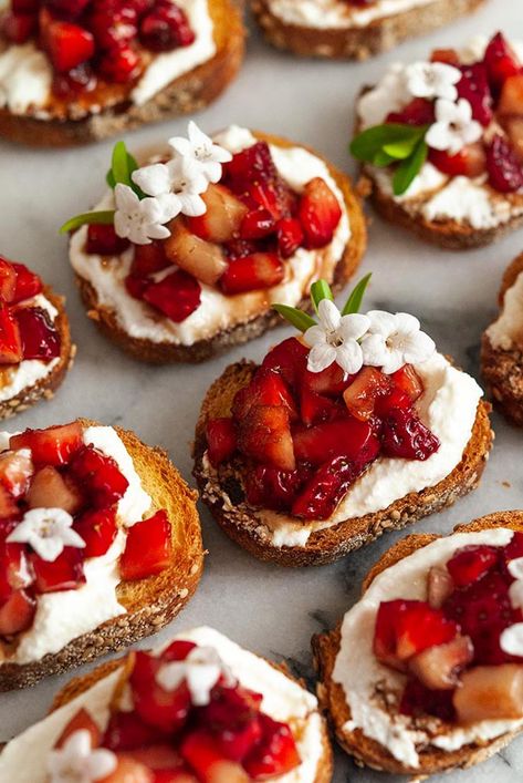 These crostini with balsamic strawberries and ricotta are sweet, tart, creamy and perhaps the prettiest appetizers you can serve at your next fancy picnic, Mother’s Day brunch or bridal shower. They also take less than 20 minutes to prepare! High End Finger Food, Hor D'oeuvres Recipes, Thumbelina Wedding, Picnic Strawberries, Fancy Picnic, Strawberry Social, Balsamic Strawberries, Tasty Sweets, Board Collage