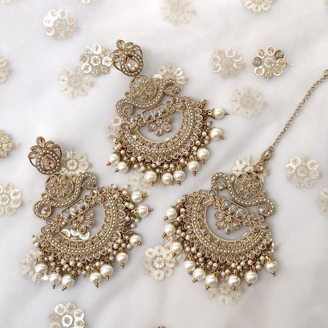 Lengha Jewellery, Golden Jewelry Indian, White Indian Jewelry, Gold Tikka, Traditional Jewelry Gold, Desi Jewelry Set, Jewellery For Wedding, Traditional Earrings Indian Jewelry, Desi Jewellery