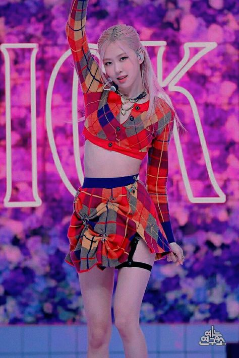 Body Pic, Random Pics, Rosé Blackpink, Blackpink Rose, Stage Outfits, Full Body