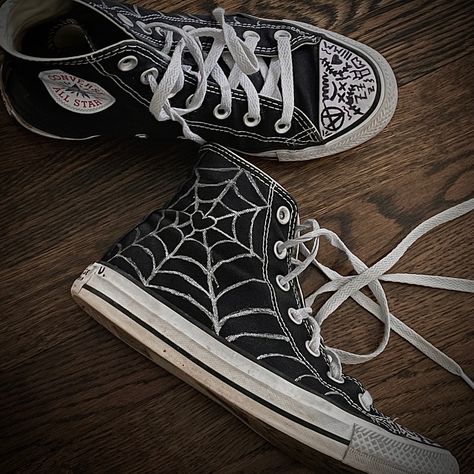 Converse Shoes Art Ideas, Spider Converse Shoes, Converse Cool Design, Shoe Painting Aesthetic, Spiderweb Shoes Converse, Shoe Art Converse, Spider Man Shoes Diy, Emo Converse Diy, Custom Converse Grunge