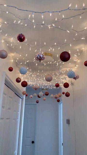 Simple Christmas Decor For Office, Small Hallway Christmas Decor, Christmas Hallway Lights, Christmas Net Lights Ideas, Christmas Lights On Wall, Christmas Room Decor Ideas For Teens, Christmas Small Apartment Decor, Christmas Lights Bedroom, Christmas Lights Ciling