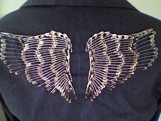 This is the design that my friends like the most out of my safety pin jackets, and a few people have told me they'd like an instructable on how to make them. So here... Safety Pins Fashion, Safety Pin Art, Diy Safety, Safety Pin Crafts, Safety Pin Jewelry, Pin Art, Denim Diy, Pin Jewelry, Mini Tattoos