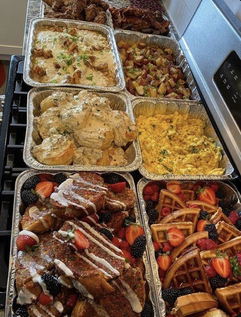 Soul Food Party Ideas, Royal Breakfast Aesthetic, Wedding Food Black People, Soul Food Buffet, Breakfast Plates Black People, Brunch Catering Ideas, Plate Lunch Ideas To Sell, Baby Shower Food Black People, Party Food Black People