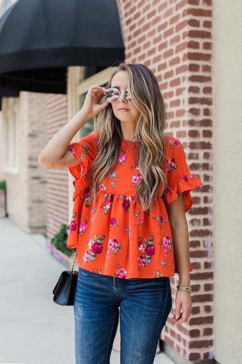 Red floral ruffle top | merricksart.com #merrickstyles #fallstyles Cute Ruffled Spring Blouse, Jeans And Top, Cute Ruffled T-shirt For Spring, Cute Summer T-shirt With Ruffle Sleeves, Summer Tops Women, Casual Ruffled T-shirt For Fall, Casual Floral Print Fall T-shirt, Fashion Jeans Outfit, Floral Ruffle Top