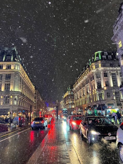 Oxford Street in the snow #london#oxfordstreet#londonchristmas Snow London Aesthetic, December In London, Snow In London, London Life Aesthetic, Thankful Greatful Blessed, London Snow, Winter London, London In December, London Neighborhoods