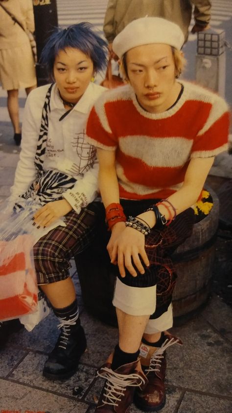 90s Japanese Street Fashion, Fashion Instagram Accounts, 90s Harajuku, Mode Harajuku, Japanese Punk, Japan Fashion Street, 일본 패션, Harajuku Fashion Street, Photographie Portrait Inspiration