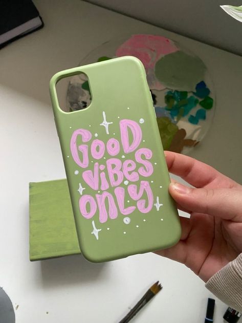 Aesthetic Painting On Phone Case, Mobile Cover Acrylic Painting Ideas, Phone Case Drawings Ideas, How To Decorate Phone Case With Stickers, Phone Cover Customization Ideas, Acrylic Painting On Mobile Cover, Drawing On Mobile Cover, Phone Cover Drawing Ideas Aesthetic, Phone Case Painting Idea