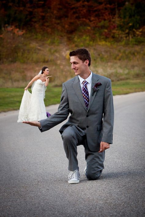 St. Louis wedding photo. Just a cute idea. :-) http://www.soulscapesphotography.com Wedding Picture Poses, Pose Fotografi, Wedding Scene, Wedding Couple Poses, Foto Tips, Wedding Photos Poses, Wedding Photography Poses, Pre Wedding Photoshoot, Wedding Humor