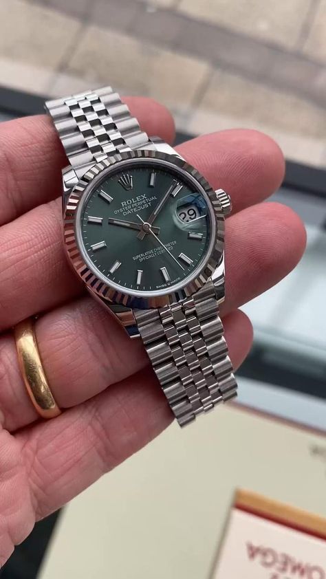 Speedmaster Omega, Stylish Watches Men, Fancy Watches, Green Watch, Rolex Watches For Men, Expensive Jewelry Luxury, Vintage Watches For Men, Hand Watch, Rolex Watch