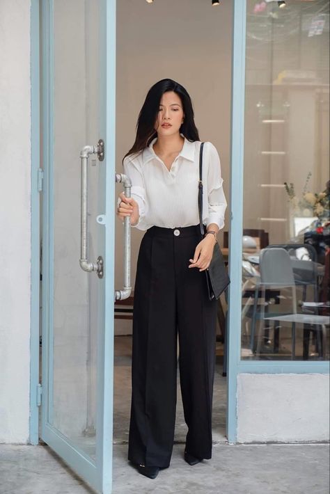 Black Pants Interview Outfit, Black And White Work Outfit Office Wear, White Shirt And Black Trousers For Women, White Shirt And Black Pants Women Formal, Formal Black Trousers Outfit Women, Office Outfits Women Inverted Triangle, Black Square Pants Outfit, White Shirt Black Pants Outfit Woman, Black Wide Pants Outfit Classy