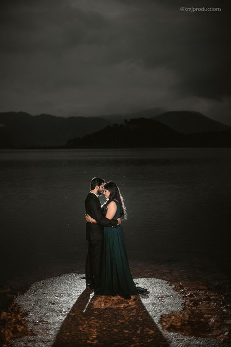 Night Prewedding Photography, Prewedding Photography Casual, Backlight Photography, Night Shoot, Pre Wedding Photoshoot Props, Photography Indian, Prewedding Photoshoot, Pre Wedding Photoshoot Outfit, Wedding Photoshoot Props