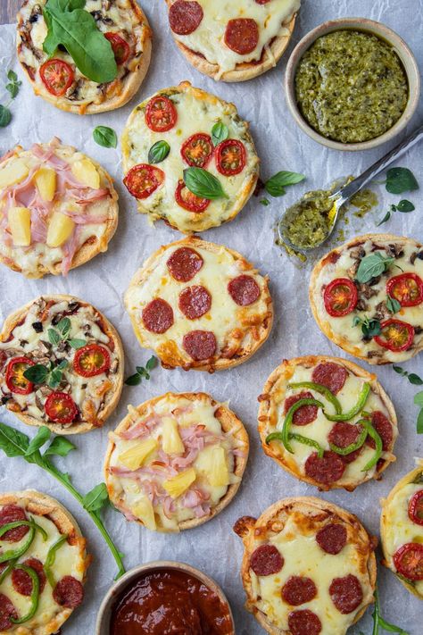 Muffin Base, Mini Pizza Recipes, Family Snacks, Pizza Muffins, Lunchbox Treats, Catering Ideas Food, Mini Pizzas, A Healthy Breakfast, Healthy Pizza