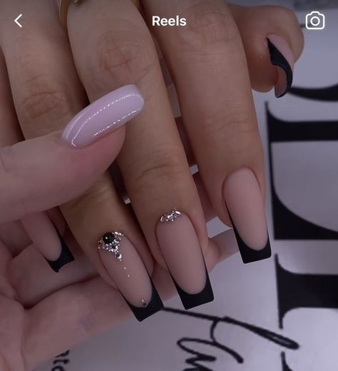 Black And Silver Nails Almond Shape, Black And Silver Almond Nails, Black And Silver Nails Almond, Nails For Prom Black Dress, Nails Acrylic Prom, Acrylic Prom Nails, Prom Nails Black, Prom Nails Blue, Red Prom Nails