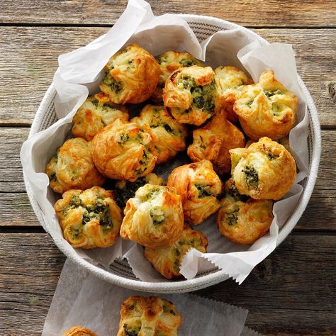 Christian Recipes, Spinach Puffs Recipe, Christmas Chow, Baked Spinach Dip, Spinach Puffs, Spinach Puff Pastry, Quick Apps, Spinach Puff, Bbq Night