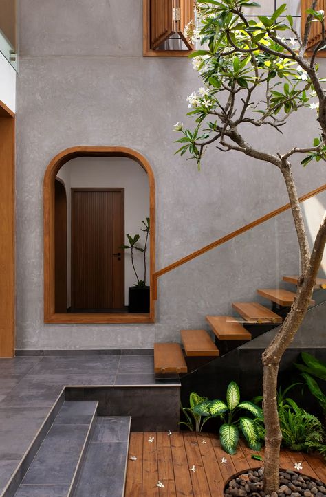 With earthy tones, lush pocket gardens, and luminous skylights, this beachside home by Studio Context is an ode to the coastline. Kerala Architecture Modern, Tropical House Interior, Small Tropical House, Tropical Residence, Tropical Houses Interior, Hospital Interiors, Tropical House Plans, Earthy Homes, Earthy Interiors