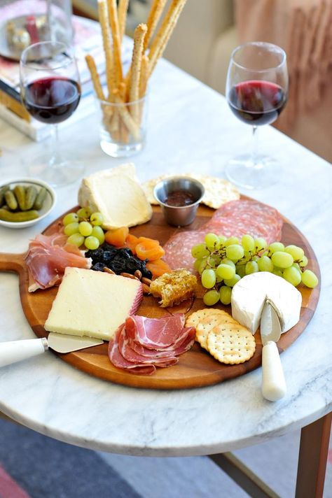 how to make a charcuterie board, tips for making a meat and cheese plate - My Style Vita @mystylevita Simple Cheese Platter, Cheese Plates Appetizer, Make A Charcuterie Board, A Charcuterie Board, Fruit Display, Meat Appetizers, Charcuterie Cheese, Board Charcuterie, Cheese Party