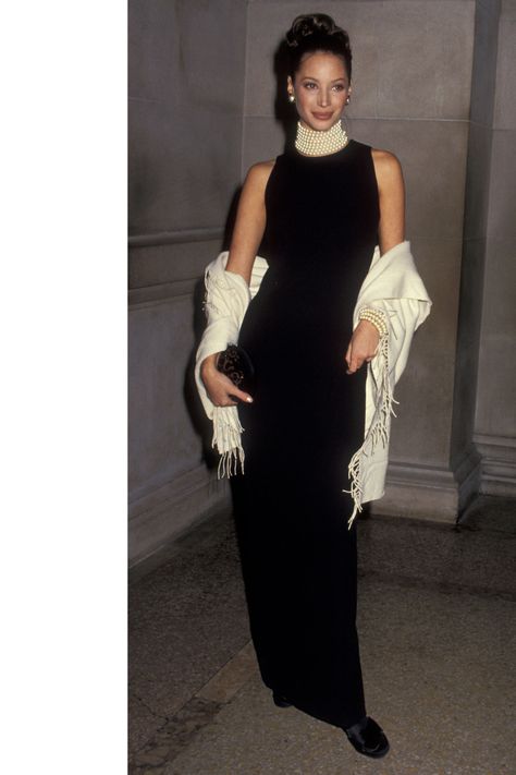 Christy Turlington   - HarpersBAZAAR.com Old Hollywood Met Gala, Old Met Gala Looks, Met Gala Outfit Ideas Women, Red Carpet Party Outfit Ideas, 90s Met Gala, Met Gala Inspired Dresses, Gala Looks For Women, Hollywood Theme Outfit, Gala Night Outfit