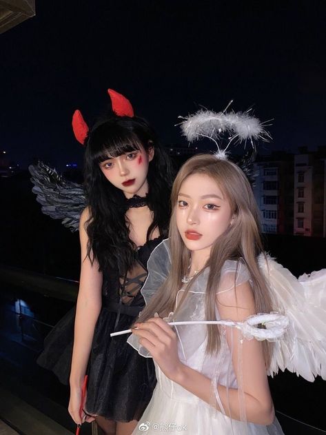 Korean Halloween Costumes, Angel And Devil Costume, Halloween Duos, Halloween Parejas, Friend Costumes, Girls Halloween Outfits, Hot Halloween Outfits, Halloween Coustumes, Devil Halloween