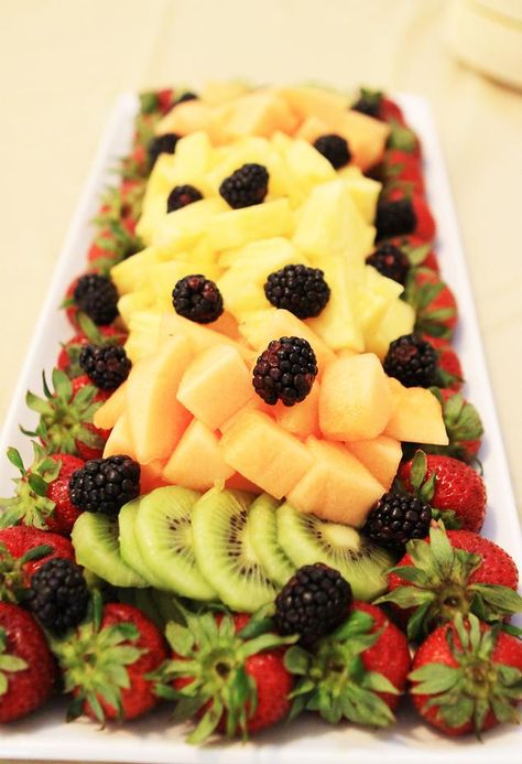 Budget Baby Shower Food | Planning A Baby Shower for A Friend Appetizers Appetizers, Fruit Platter Ideas Party, Appetizers Fruit, Baby Shower Appetizers, Shower Appetizers, Wedding Snacks, Budget Baby Shower, Snacks Appetizers, Fruit Display