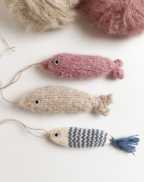 FREE PATTERN ALERT · Feesh! 🐟 I'm thrilled to announce that my latest free pattern is ready to go! Meet my Feesh... See what I did there?! For this design I really wanted to create something easy to make for confident beginners and something quick and satisfying for more advanced knitters to enjoy. These little fish – or FEESH! – require small amounts of yarn, work well with every single composition, colourway and weight of yarn you may choose and are really, really addictive to make – if yo... Very Easy Knitting Projects, Knitted Fish Hat, Easy Knitted Projects, Best Knit Gifts, Knitting Gifts Easy, Knit Presents Gift Ideas, Knitted Projects For Beginners, Easy Knitted Animals, Crochet With Small Yarn