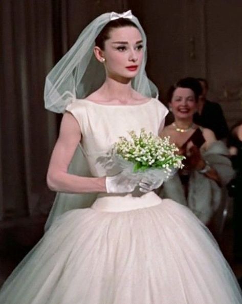 funny face Funny Face Wedding Dress, Audrey Hepburn Wedding Dress, Audrey Hepburn Wedding, Audrey Hepburn Images, Audrey Hepburn Dress, Wedding Dress And Veil, Aubrey Hepburn, 1950s Wedding Dress, 1950s Wedding