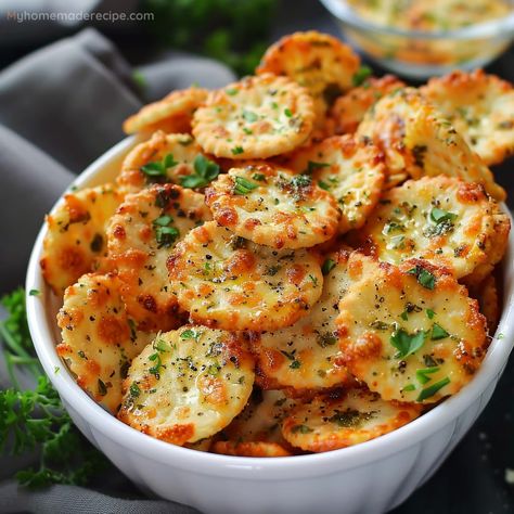 Easy Garlic Bread Ritz Bits Recipe - My Home Made Recipe Cheesy Garlic Ritz Bits, Party Ritz Crackers, Garlic Parmesan Ritz Crackers, Garlic Bread Ritz Bites, Garlic Parmesan Crackers, Garlic Ritz Cracker Recipes, Garlic Ritz Crackers, Garlic Ritz Bits, Garlic Bread Ritz Bits Recipe