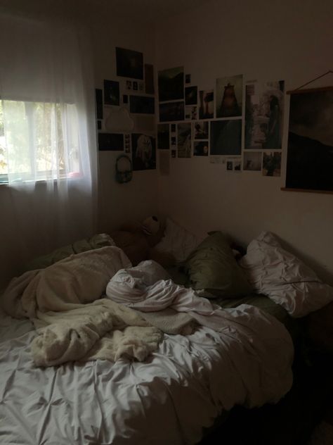 cozy downtown girl fall aesthetic room maximalist minimalist Room Inspo Realistic, Cosy Girl Aesthetic, Cozy Downtown Bedroom, Minimalist Grunge Bedroom, Sage Bedrooms, Cosy Room Aesthetic, Downtown Room Aesthetic, Warm Cozy Bedroom Ideas, Downtown Girl Aesthetic Room