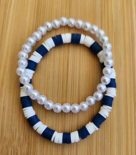 Bracelet Inspo Clay Beads Preppy, Elegant Clay Bead Bracelets, Navy Blue Clay Bead Bracelets, Back To School Bracelet Ideas, Cute Bracelet Ideas Glass Beads, Clay Bracelet Ideas Beach, Clay Bead Color Ideas, Cute Flat Bead Bracelet Ideas, Blue And White Clay Bead Bracelets