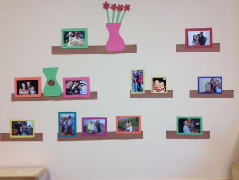 Just a great way to display children's family photos using construction paper and some imagination. I have it displayed in the classroom's  home living area! Family Photo Wall For Classroom, Family Photo Wall Kindergarten, Dramatic Play Wall Ideas, Nursery Wall Display Ideas, Ways To Display Family Photos In Classroom, Dramatic Play Wall Decor, Daycare Family Photo Wall, Family Photo Board For Classroom, Dramatic Play Home Living